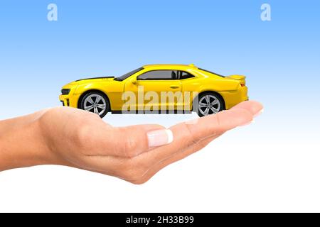 Hand mit Modellauto, Frauenhand, chevrolet, Corvettte, USA, Foto Stock