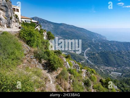 Il ristorante le Righi di Saint-Agnès, il più alto borgo medievale d'Europa, offre una vista mozzafiato sulla costa mediterranea della Riviera e su Mentone Foto Stock