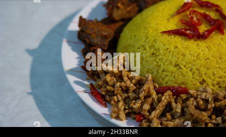 Tradizionale cucina indonesiana 'Nasi Kuning' sul piatto Foto Stock