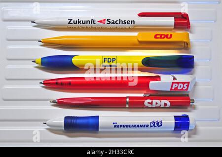 Verschiedene Kugelschreiber mit dem Logo politischer Parteien zur Bundestagswahl, Landtagswahl, Bürgerschaft, Wrbegeschenke, Foto Stock