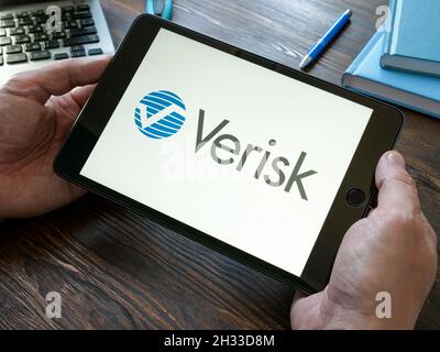 KIEV, UCRAINA - 20 ottobre 2021. Porta il tablet con il logo Verisk Analytics. Foto Stock