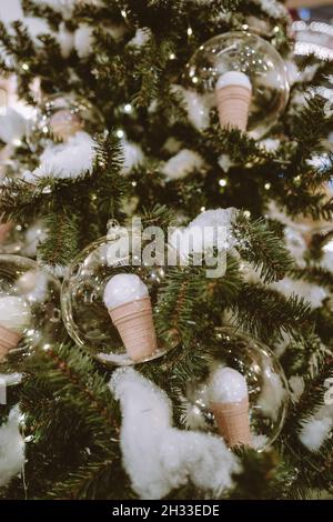 Albero di Natale festivo decorato con gelato giocattolo di Natale. Festa invernale. Concetto di anno nuovo. Cartolina di Natale Foto Stock