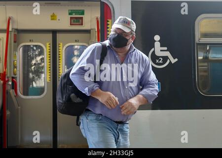 Cardiff, agosto 20 2021: I passeggeri della Queen Street Station Cardiff rispettano le regole per indossare maschere protettive sui trasporti pubblici Foto Stock