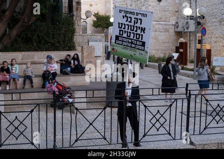 Un ebreo religioso ha un segno che dice 'Una vita beata è solo senza internet e film' nel quartiere ebraico nella città vecchia di Gerusalemme Israele. Le comunità di Haredi hanno di solito la tecnologia moderna come internet e gli smartphone. Il loro ragionamento è che l'immensa quantità di informazioni può essere corrompente, e con la capacità di utilizzare Internet senza alcuna osservazione da parte della comunità può portare a individuazione. Foto Stock