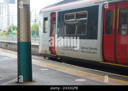 Cardiff, agosto 20 2021: I passeggeri della Queen Street Station Cardiff rispettano le regole per indossare maschere protettive sui trasporti pubblici Foto Stock