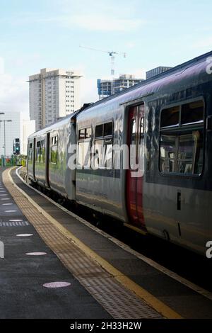 Cardiff, agosto 20 2021: I passeggeri della Queen Street Station Cardiff rispettano le regole per indossare maschere protettive sui trasporti pubblici Foto Stock