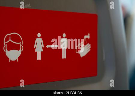 Cardiff, agosto 20 2021: I passeggeri della Queen Street Station Cardiff rispettano le regole per indossare maschere protettive sui trasporti pubblici Foto Stock