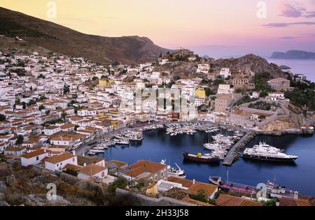 Paesaggio urbano e porto a Sunrise Hydra, Grecia Foto Stock