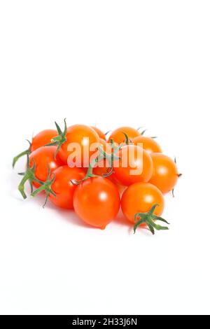 Pomodori ciliegini. Pomodori di ciliegia Sungold appena raccolti isolati su uno sfondo bianco. REGNO UNITO Foto Stock