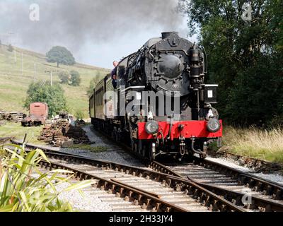 Worth Valley Railway 'Big Jim' un luogo di vapore americano di classe S160 utilizzato dagli USA Transportation Corps in Europa alla fine della seconda Guerra Mondiale si avvicina a Oakworth. Foto Stock