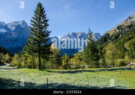 L'altopiano degli Hinterriss e dell'Eng è una caratteristica panoramica speciale con l'Ahornboden, la più grande area di alberi di acero in tutte le Alpi Foto Stock