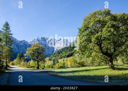 L'altopiano degli Hinterriss e dell'Eng è una caratteristica panoramica speciale con l'Ahornboden, la più grande area di alberi di acero in tutte le Alpi Foto Stock