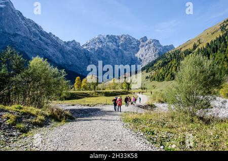 L'altopiano degli Hinterriss e dell'Eng è una caratteristica panoramica speciale con l'Ahornboden, la più grande area di alberi di acero in tutte le Alpi Foto Stock