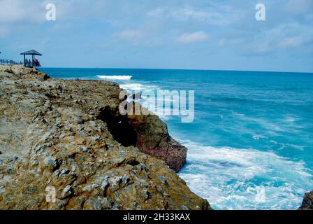 Montagne rocciose in spiaggia. La Chocolatera. Spiaggia di Salinas. Provincia di Santa Elena, Ecuador. Foto Stock