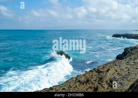 Montagne rocciose in spiaggia. La Chocolatera. Spiaggia di Salinas. Provincia di Santa Elena, Ecuador. Foto Stock