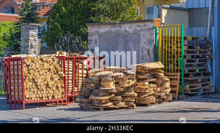 Dischi di legno e tronchi di legno impilati su pallets Foto Stock