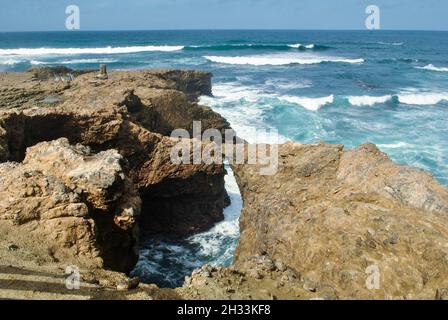 Montagne rocciose in spiaggia. La Chocolatera. Spiaggia di Salinas. Provincia di Santa Elena, Ecuador. Foto Stock