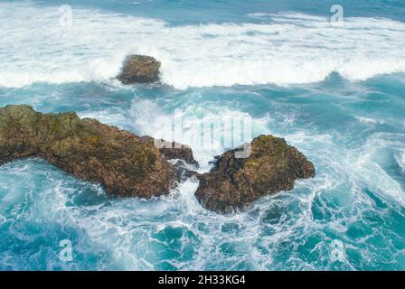 Montagne rocciose in spiaggia. La Chocolatera. Spiaggia di Salinas. Provincia di Santa Elena, Ecuador. Foto Stock