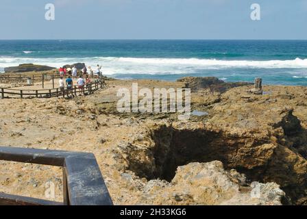 Montagne rocciose in spiaggia. La Chocolatera. Spiaggia di Salinas. Provincia di Santa Elena, Ecuador. Foto Stock