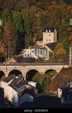 Ferrovia attraverso il distretto di Pfaffenthal nella città vecchia di Lussemburgo Foto Stock