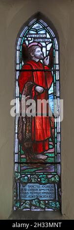 Finestra a lancetta con immagine in vetro colorato di Sant'Andrea di Mary Lowndes, St Andrew's Church, Ufford, Northamptonshire Foto Stock