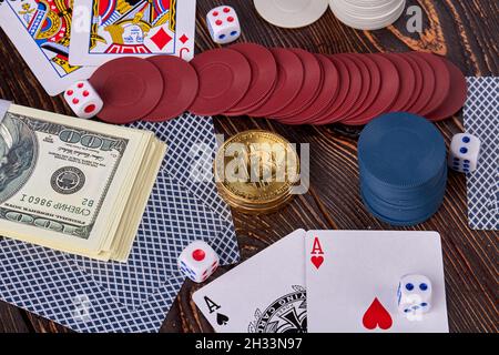 Top view casino poker accessori gioco d'azzardo su legno. Foto Stock