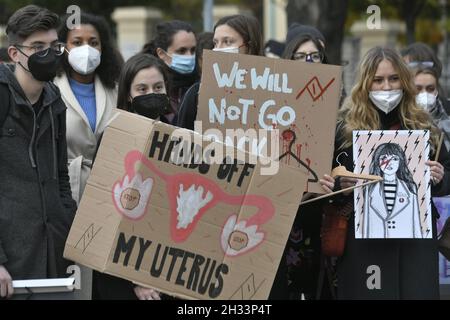 Praga, Repubblica Ceca. 25 ottobre 2021. Marzo per l'accesso sicuro all'aborto per andare all'ambasciata polacca e finire di fronte all'ambasciata degli Stati Uniti a Praga, Repubblica Ceca, organizzato dalla filiale ceca di Amnesty International lunedì 25 ottobre 2021. (Foto CTK/Michaela Rihova) Foto Stock