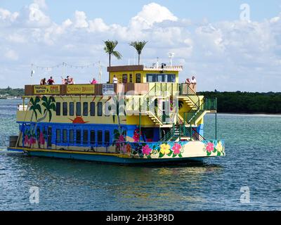 Il Calypso Breeze, barca con gente e capitano, progettato per la crociera dei corsi d'acqua intracoastal, offre visite turistiche, crociere con pranzo/cena, Florida. Foto Stock