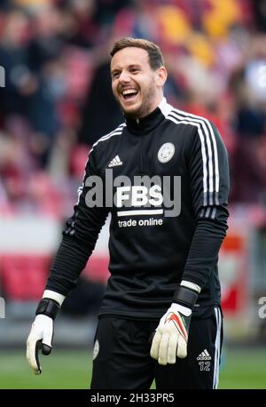 Brentford, Regno Unito. 24 ottobre 2021. Il portiere di Leicester City Danny Ward durante la partita della Premier League tra Brentford e Leicester City al Brentford Community Stadium di Brentford, Inghilterra, il 24 ottobre 2021. Foto di Andrew Aleksiejczuk/prime Media Images. Credit: Prime Media Images/Alamy Live News Foto Stock