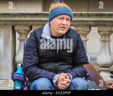 Westminster, Londra, Regno Unito. 25 ottobre 2021. Richard Ratcliffe oggi fuori dal Foreign Office di Londra. Radcliffe in sciopero della fame per continuare a evidenziare la situazione di sua moglie Nazanin Zaghari-Radcliffe, che è ancora detenuta in Iran. Ha in programma di dormire in una tenda fuori dal Foreign Office di Londra per esercitare pressioni sul primo Ministro Boris Johnson. Credit: Imagplotter/Alamy Live News Foto Stock