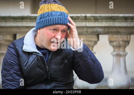 Westminster, Londra, Regno Unito. 25 ottobre 2021. Richard Ratcliffe oggi fuori dal Foreign Office di Londra. Radcliffe in sciopero della fame per continuare a evidenziare la situazione di sua moglie Nazanin Zaghari-Radcliffe, che è ancora detenuta in Iran. Ha in programma di dormire in una tenda fuori dal Foreign Office di Londra per esercitare pressioni sul primo Ministro Boris Johnson. Credit: Imagplotter/Alamy Live News Foto Stock