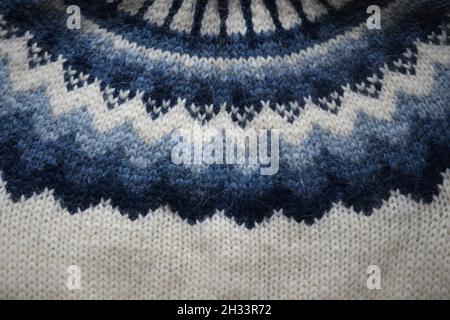Primo piano del maglione di lana di pecora islandese, o lopapeysa, in bianco e blu. Bella struttura e tessuto lavorato a maglia. Foto Stock