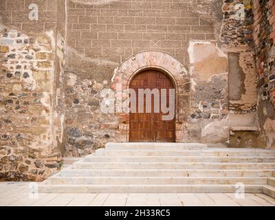 La parete esterna delle rovine della Cattedrale di Santa Maria la Vieja nella città mediterranea di Cartagena, Spagna. Foto Stock