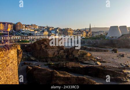 Vista sulla spiaggia e la città di Ilfracombe, una popolare località balneare sulla costa nord del Devon, nel sud-ovest dell'Inghilterra, circondato da colline. Foto Stock