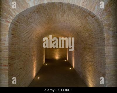 Il corridoio archeologico sotto la chiesa di Santa Maria la Vieja che conduce al Teatro Romano nel Museo del Teatro Romano Mvseo nella città di Cartagena, Spagna. Foto Stock