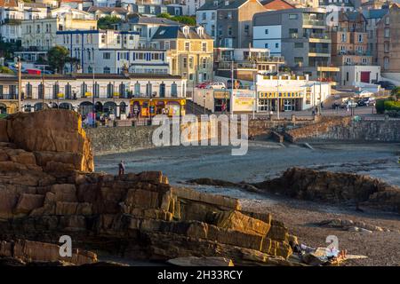 Vista sulla spiaggia e la città di Ilfracombe, una popolare località balneare sulla costa nord del Devon, nel sud-ovest dell'Inghilterra, circondato da colline. Foto Stock