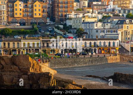 Vista sulla spiaggia e la città di Ilfracombe, una popolare località balneare sulla costa nord del Devon, nel sud-ovest dell'Inghilterra, circondato da colline. Foto Stock