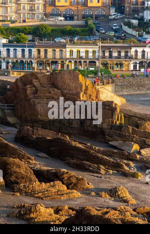 Vista sulla spiaggia e la città di Ilfracombe, una popolare località balneare sulla costa nord del Devon, nel sud-ovest dell'Inghilterra, circondato da colline. Foto Stock