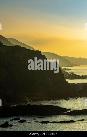 Scogliere rocciose e spiaggia in estate a Ilfracombe sulla costa del Devon Nord nel sud-ovest Inghilterra Regno Unito. Foto Stock