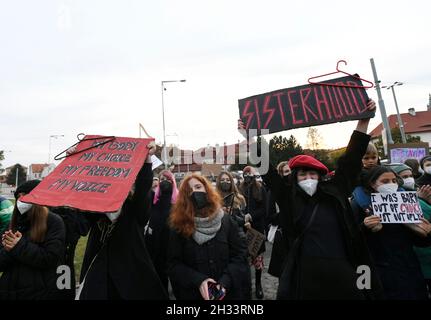 Praga, Repubblica Ceca. 25 ottobre 2021. Marzo per l'accesso sicuro all'aborto per andare all'ambasciata polacca e finire di fronte all'ambasciata degli Stati Uniti a Praga, Repubblica Ceca, organizzato dalla filiale ceca di Amnesty International lunedì 25 ottobre 2021. (Foto CTK/Michaela Rihova) Foto Stock