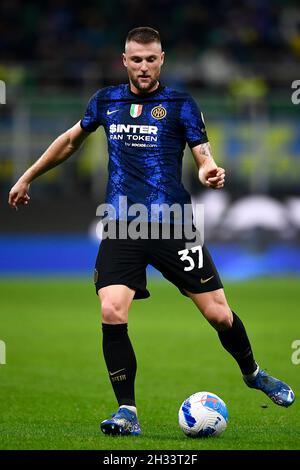 Milano, Italia. 24 ottobre 2021. Milano Skriniar del FC Internazionale in azione durante la Serie Una partita di calcio tra FC Internazionale e Juventus FC. Credit: Nicolò campo/Alamy Live News Foto Stock