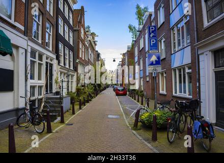 Strada stretta ad Amsterdam Foto Stock