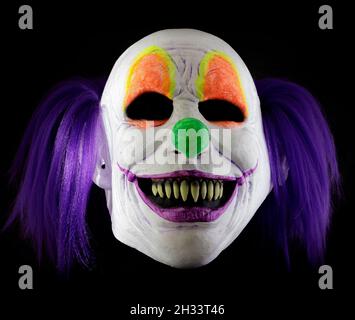 Violetto Neon Killer Clown isolato contro sfondo nero Foto Stock