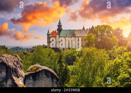 Hruba skala castello costruito sulla cima di rocce di arenaria. Paradiso bohemiano, ceco: Cesky raj, Repubblica Ceca. Hruba Skala castello, Bohemian Paradise reg Foto Stock