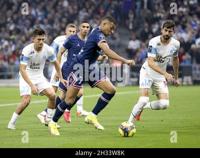 Kylian Mbappe del PSG tra Cengiz Under e Luan Peres Petroni di Marsiglia durante il campionato francese Ligue 1 partita di calcio tra Olympique de Marseille (OM) e Paris Saint-Germain (PSG) il 24 ottobre 2021 allo Stade Velodrome di Marsiglia, Francia - Foto: Jean Catuffe/DPPI/LiveMedia Foto Stock