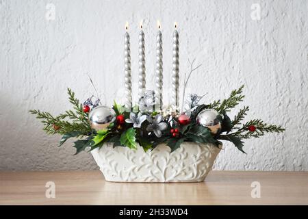 Decorazione di Natale con quattro candele ardenti dell'Avvento Foto Stock