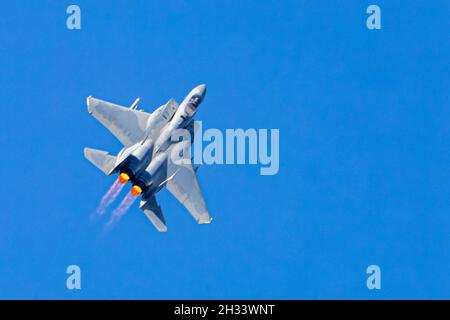 F-15 Aquila del 173mo Gruppo Fighter arrampicate e banking in full afterburner. Catturato su Redding California, USA. Foto Stock