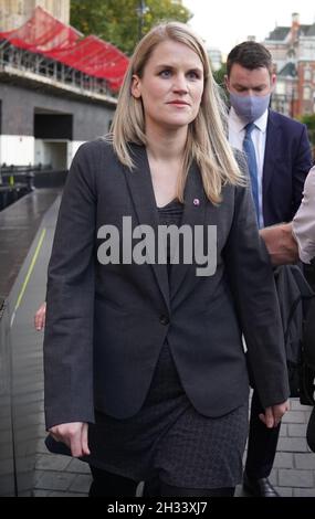 Facebook Whistleblower Frances Haugen lascia le Camere del Parlamento a Londra, dopo aver testimoniato i parlamentari e i colleghi come parte dei piani di governo per la regolamentazione dei social media. Data foto: Lunedì 25 ottobre 2021. Foto Stock