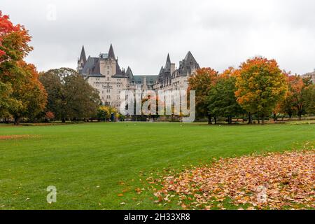 Ottawa, Canada - 14 ottobre 2021: Major's Hill Park e l'hotel Fairmont Chateau Laurier nel centro della città in autunno Foto Stock