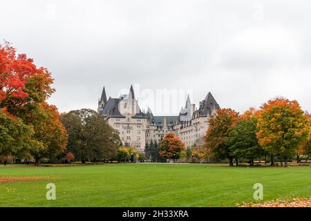 Ottawa, Canada - 14 ottobre 2021: Major's Hill Park e l'hotel Fairmont Chateau Laurier nel centro della città in autunno Foto Stock